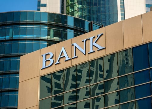 6 Things to Consider Before Selecting a Bank ﻿